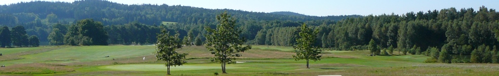 Prou i pky eskou Kanadou. Pohled pes golfov hit u Nov Bystice smrem do Rakouska. 